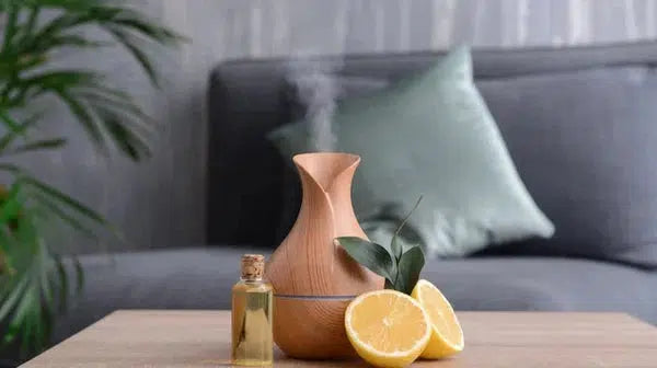 Roomspray en luchtverfrisser op tafel in de woonkamer