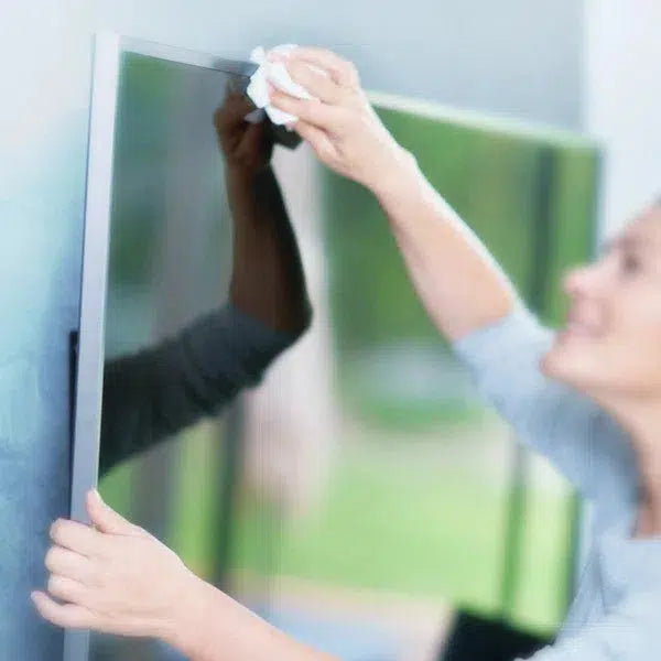 Vrouw-die-beelscherm-schoonmaakt-met-reinigingsdoekje